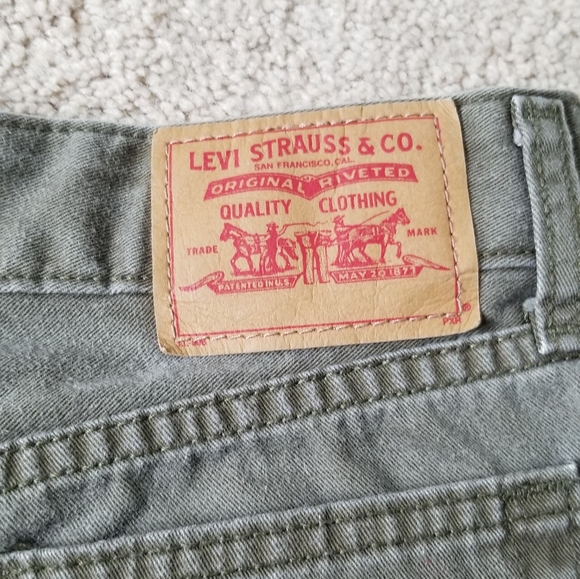 FINAL SALE EUC Levi's olive shorts - Picture 3 of 6